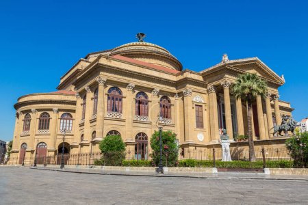 Foto de Teatro Massimo en Palermo, Italia en un hermoso día de verano - Imagen libre de derechos