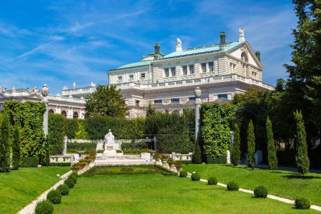 Foto de Parque público Volksgarten (Jardín del Pueblo) y Burgtheater en Viena, Austria en un hermoso día de verano - Imagen libre de derechos