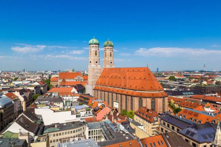 Téléchargez les photos : Cathédrale Frauenkirche à Munich, Allemagne par une belle journée d'été - en image libre de droit