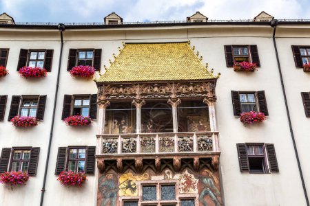 Foto de Goldenes dachl (techo de oro) en Innsbruck en un hermoso día de verano, Austria - Imagen libre de derechos