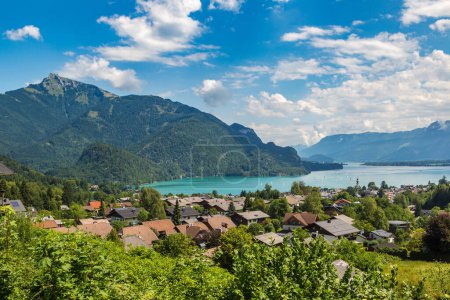 Téléchargez les photos : Vue aérienne panoramique du lac Wolfgangsee, Salzkammergut, Autriche par une belle journée d'été - en image libre de droit