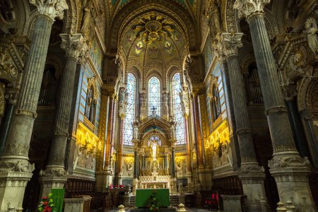 Foto de Interior de la Basílica de Notre Dame de Fourviere en Lyon, Francia en un hermoso día de verano - Imagen libre de derechos