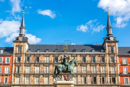 Téléchargez les photos : Plaza Mayor et statue du roi Philips III à Madrid, Espagne par une belle journée d'été - en image libre de droit