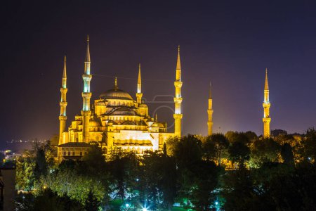 Foto de Mezquita azul (mezquita Sultan Ahmet) en Estambul, Turquía en una hermosa noche de verano - Imagen libre de derechos