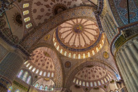 Foto de Interior de la Mezquita Sultanahmet (Mezquita Azul) en Estambul, Turquía en un hermoso día de verano - Imagen libre de derechos