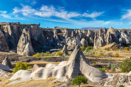Téléchargez les photos : Paysage de formations rocheuses volcaniques en Cappadoce, Turquie par une belle journée d'été - en image libre de droit