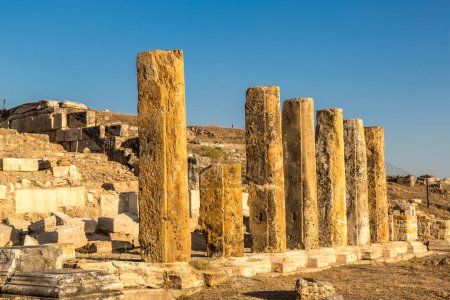 Foto de Ruinas de la antigua ciudad de Hierápolis en Pamukkale, Turquía en un hermoso día de verano - Imagen libre de derechos