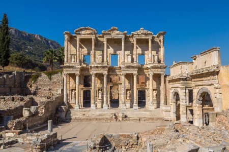 Foto de Ruinas de la Biblioteca Celsius en la antigua ciudad de Éfeso, Turquía en un hermoso día de verano - Imagen libre de derechos