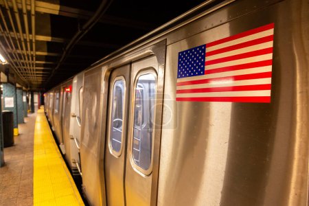 Foto de Tren subterráneo en la estación, Nueva York, EE.UU. - Imagen libre de derechos