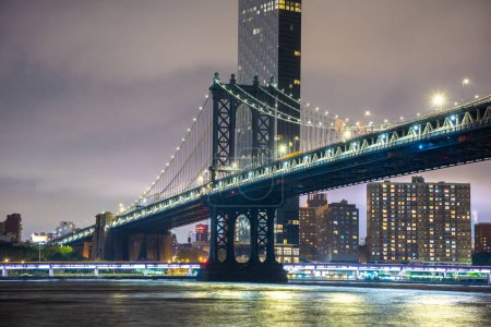 Téléchargez les photos : Pont de Manhattan et vue panoramique sur le centre-ville de Manhattan après le coucher du soleil à New York, États-Unis - en image libre de droit