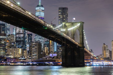 Foto de Puente de Brooklyn y vista panorámica nocturna del centro de Manhattan después del atardecer en Nueva York, Estados Unidos - Imagen libre de derechos