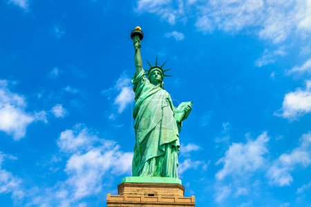Foto de Estatua de la Libertad contra el cielo azul con hermoso fondo nuboso en Nueva York, NY, EE.UU. - Imagen libre de derechos