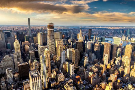 Foto de Vista aérea panorámica de Manhattan al atardecer en Nueva York, NY, EE.UU. - Imagen libre de derechos