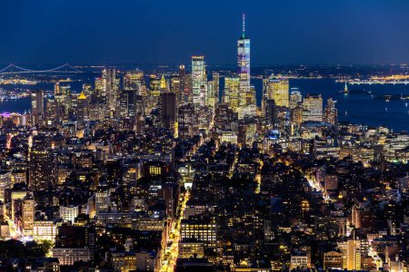 Téléchargez les photos : Vue aérienne panoramique de Manhattan la nuit à New York, NY, USA - en image libre de droit