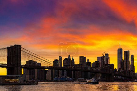 Téléchargez les photos : Coucher de soleil sur Brooklyn Bridge et vue panoramique sur le centre-ville de Manhattan à New York, États-Unis - en image libre de droit