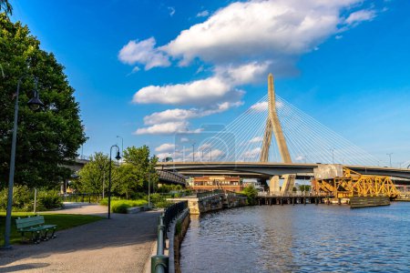 Foto de Zakim Bridge en Boston, Massachusetts en un día soleado, EE.UU. - Imagen libre de derechos