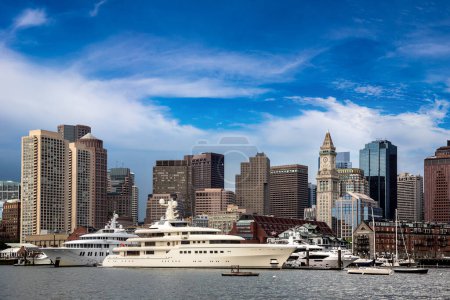 Téléchargez les photos : Vue panoramique du paysage urbain de Boston par une journée ensoleillée, États-Unis - en image libre de droit