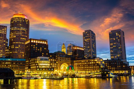 Foto de Vista panorámica del paisaje urbano de Boston por la noche, Estados Unidos - Imagen libre de derechos