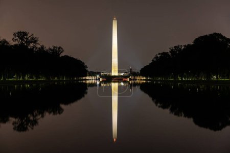 Foto de Monumento a Washington por la noche en Washington DC, EE.UU. - Imagen libre de derechos