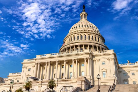 Téléchargez les photos : Le Capitole des États-Unis en une journée d'été à Washington DC, États-Unis - en image libre de droit