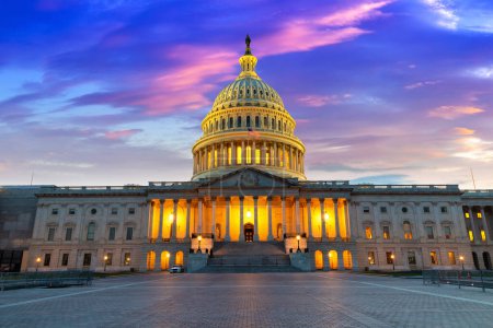 Téléchargez les photos : Le Capitole des États-Unis au coucher du soleil la nuit à Washington DC, États-Unis - en image libre de droit