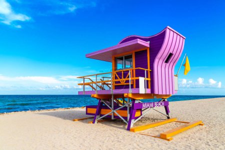 Téléchargez les photos : Tour de sauvetage à Miami Beach, plage sud par une journée ensoleillée, Floride - en image libre de droit