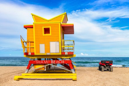 Téléchargez les photos : Tour de sauvetage et une voiture de sauvetage de plage à South Beach, Miami Beach par une journée ensoleillée, Floride - en image libre de droit