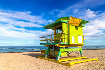 Foto de Torre de salvavidas en South Beach, Miami Beach en un día soleado, Florida - Imagen libre de derechos