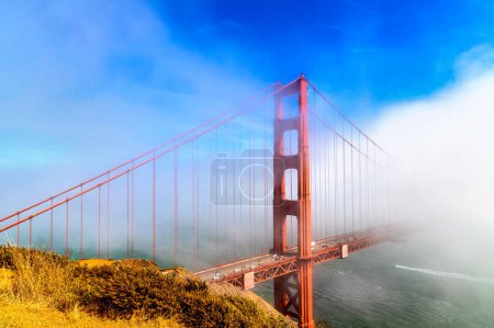 Téléchargez les photos : Golden Gate Bridge entouré de brouillard à San Francisco, Californie, États-Unis - en image libre de droit