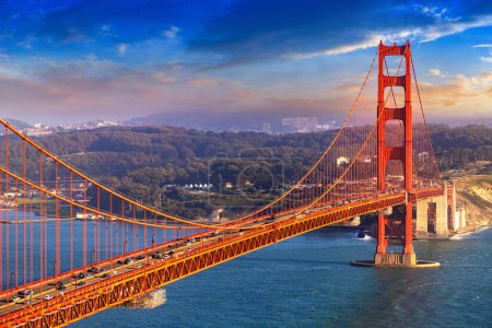 Foto de Vista panorámica del puente Golden Gate al atardecer en San Francisco, California, EE.UU. - Imagen libre de derechos