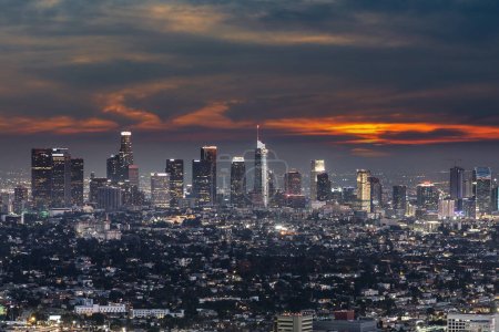 Téléchargez les photos : Vue aérienne panoramique de Los Angeles la nuit, Californie, USA - en image libre de droit