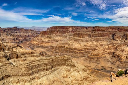 Téléchargez les photos : Guano Point au Grand Canyon West Rim par une journée ensoleillée, États-Unis - en image libre de droit