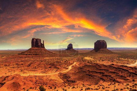 Téléchargez les photos : Monument Valley au coucher du soleil incroyable, Arizona, États-Unis - en image libre de droit