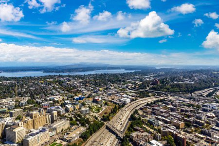 Téléchargez les photos : Vue aérienne panoramique du quartier des affaires de Seattle par une journée ensoleillée à Seattle, États-Unis - en image libre de droit