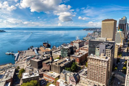 Panorama-Luftaufnahme des Geschäftsviertels von Seattle an einem sonnigen Tag in Seattle, USA
