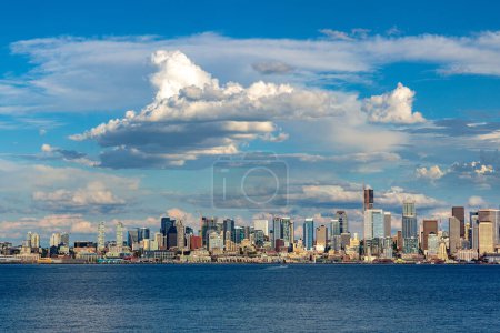 Foto de Vista panorámica del paisaje urbano de Seattle en Elliott Bay en un día soleado, Washington, EE.UU. - Imagen libre de derechos