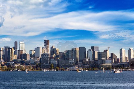Foto de Vista panorámica del paisaje urbano de Seattle en Lake Union en un día soleado, Washington, EE.UU. - Imagen libre de derechos