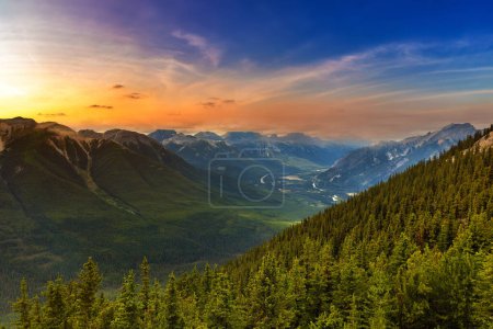 Téléchargez les photos : Vue aérienne panoramique de la vallée de la Bow dans le parc national Banff au coucher du soleil, Rocheuses canadiennes - en image libre de droit