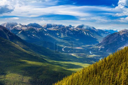 Téléchargez les photos : Vue aérienne panoramique de la vallée de la Bow dans le parc national Banff, Rocheuses canadiennes - en image libre de droit
