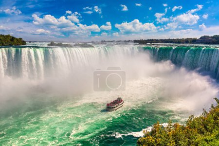 Kanadische Seitenansicht der Niagarafälle, Horseshoe Falls und Bootstouren an einem sonnigen Tag in den Niagarafällen, Ontario, Kanada