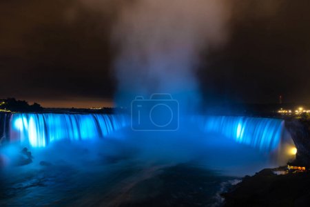 Téléchargez les photos : Vue latérale canadienne des chutes Niagara, des chutes Horseshoe la nuit à Niagara Falls, Ontario, Canada - en image libre de droit