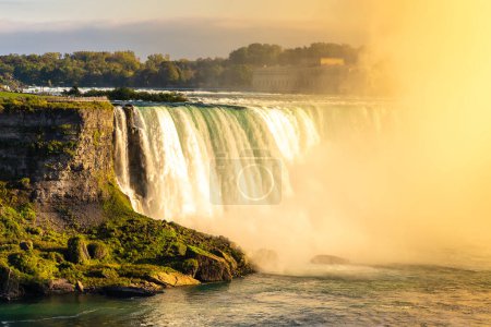 Foto de Vista lateral canadiense de Niagara Falls, Horseshoe Falls al atardecer en Niagara Falls, Ontario, Canadá - Imagen libre de derechos