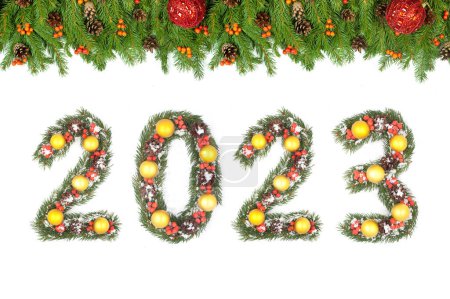 Téléchargez les photos : Arbre de Noël cadre et 2023 nombre fait par branches de sapin de Noël isolé sur fond blanc - en image libre de droit