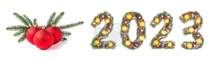 Téléchargez les photos : Boule de Noël rouge et 2023 nombre fait par branches d'arbre de Noël isolé sur fond blanc - en image libre de droit