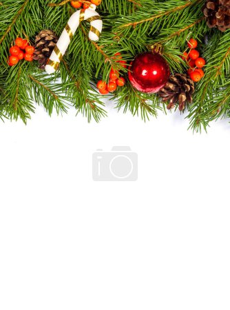 Téléchargez les photos : Fond de Noël avec des boules et des décorations isolées sur fond blanc - en image libre de droit