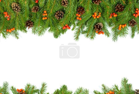 Téléchargez les photos : Cadre vert Noël avec cônes et baie de houx isolé sur fond blanc - en image libre de droit