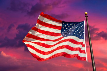 Téléchargez les photos : Drapeau des Etats-Unis agitant dans un ciel couchant - en image libre de droit