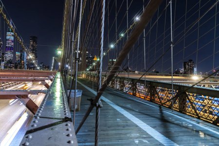 Téléchargez les photos : Pont de Brooklyn passerelle piétonne la nuit à New York, NY, USA - en image libre de droit