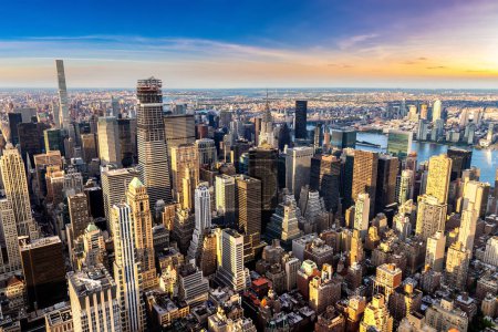 Téléchargez les photos : Vue aérienne panoramique de Manhattan au coucher du soleil à New York, NY, USA - en image libre de droit