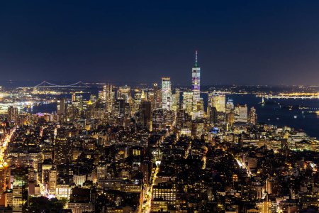 Téléchargez les photos : Vue aérienne panoramique de Manhattan la nuit à New York, NY, USA - en image libre de droit